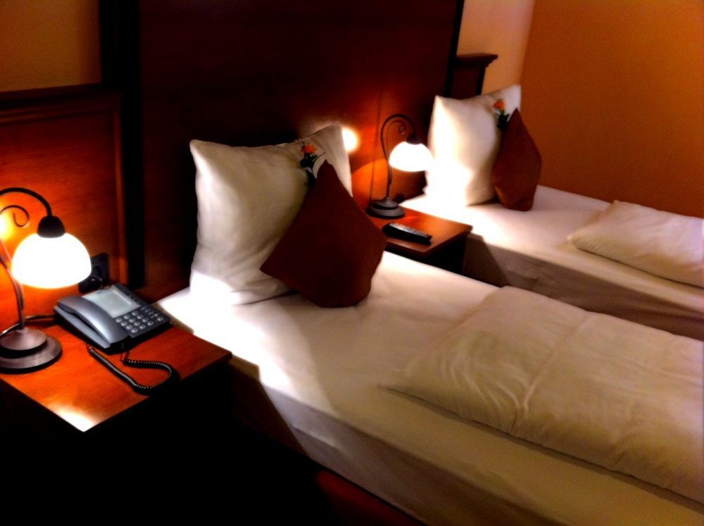 City Hotel West Francoforte sul Meno Esterno foto