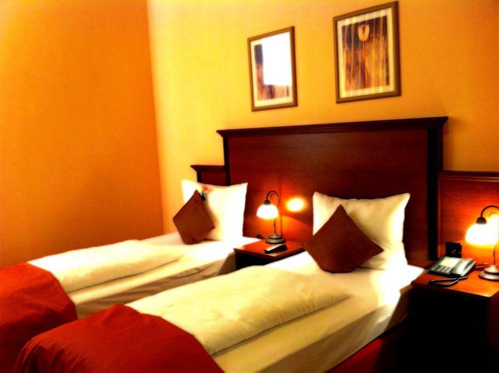 City Hotel West Francoforte sul Meno Esterno foto